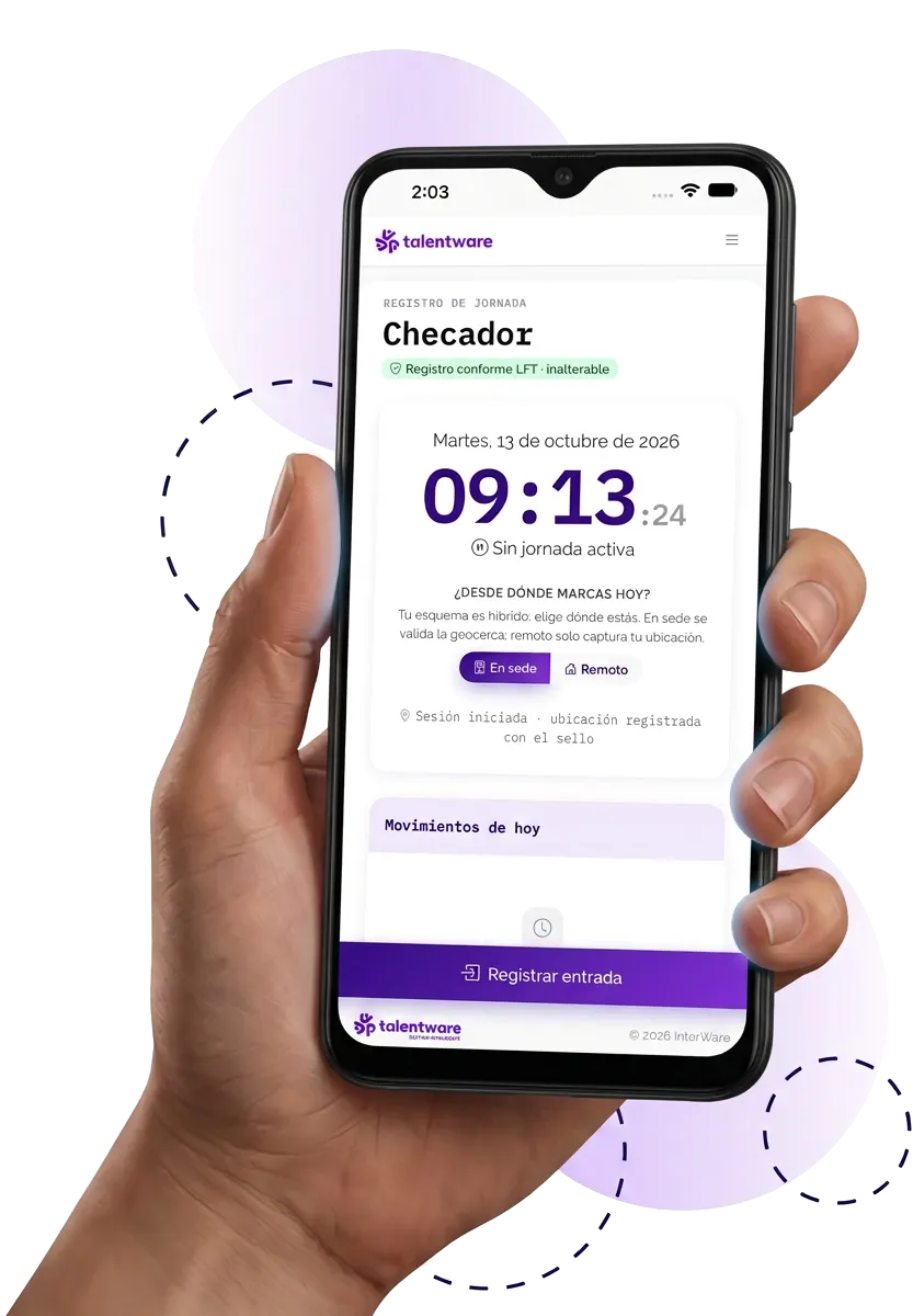 Una mano sostiene un teléfono con el checador de TalentWare: el reloj marca las 09:13, la jornada aparece sin iniciar y el botón de registrar entrada espera.